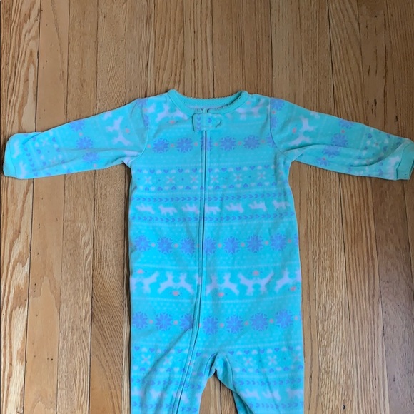 Bundle of 3 Carters Fleece Winter pjs, sz 18 mo - Picture 3 of 6